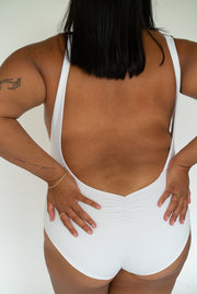 [Jenie is 5'8 and wears size XXL]#color_flat-white