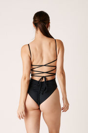 [Celeste is 5’9 and wears size S]#color_matte-black