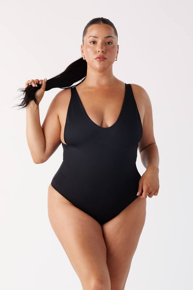 [Christina is 5'6 and wears size XXL]#color_matte-black