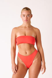 [Aqua is 5'7.5 and wears size M]#color_fiesta-red
